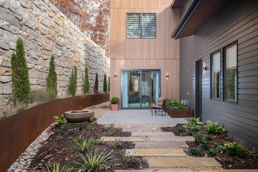 Diseño de patio retro de tamaño medio sin cubierta en patio lateral