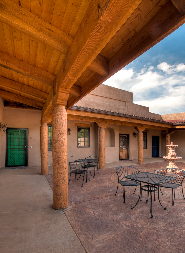 На фото: огромный двор на внутреннем дворе в стиле фьюжн с фонтаном и покрытием из бетонных плит без защиты от солнца