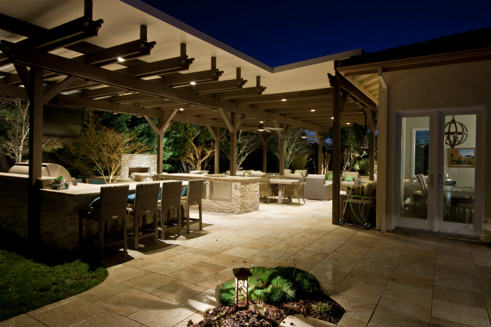 Aménagement d'une terrasse arrière classique de taille moyenne avec une cuisine d'été, du carrelage et une pergola.