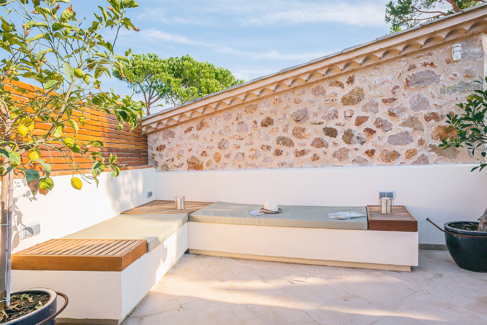 Идея дизайна: маленький двор на заднем дворе в средиземноморском стиле без защиты от солнца для на участке и в саду