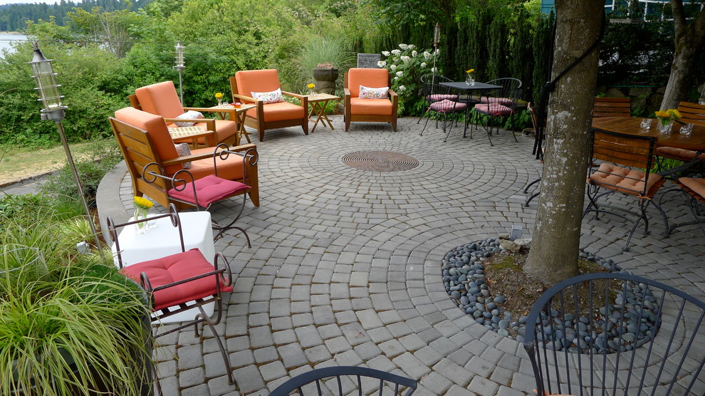 Diseño de patio clásico pequeño en patio con brasero y adoquines de hormigón