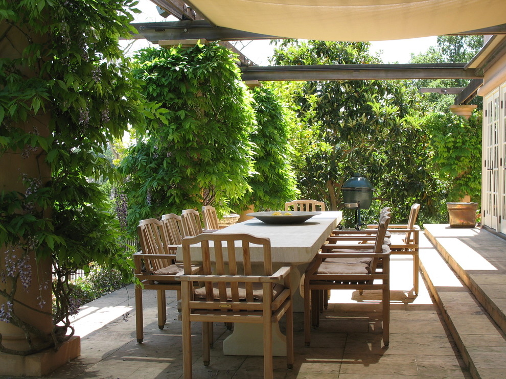 Immagine di un patio o portico classico con un parasole