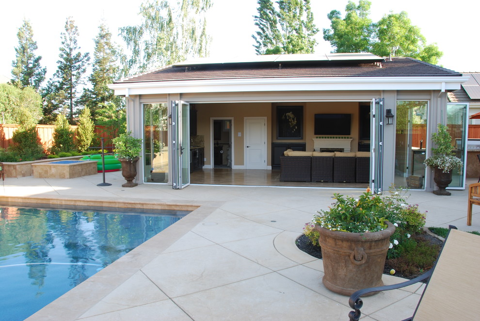 Idee per un patio o portico classico dietro casa con lastre di cemento e un gazebo o capanno