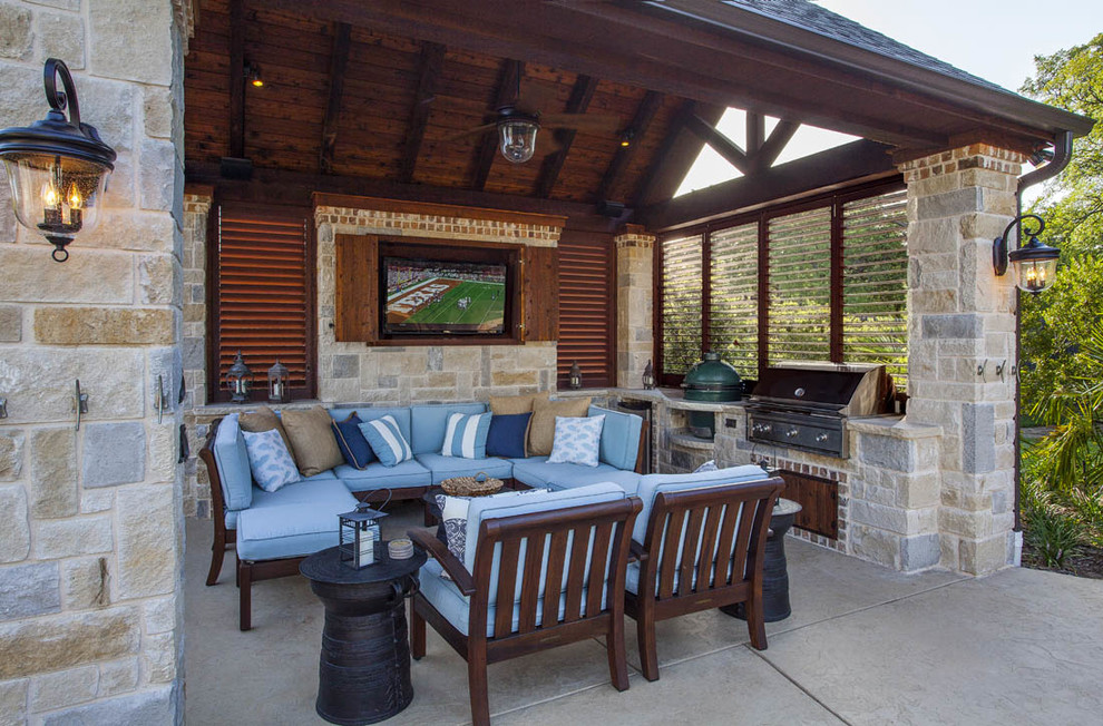 Cette photo montre une terrasse arrière montagne de taille moyenne avec une cuisine d'été, une dalle de béton et un gazebo ou pavillon.