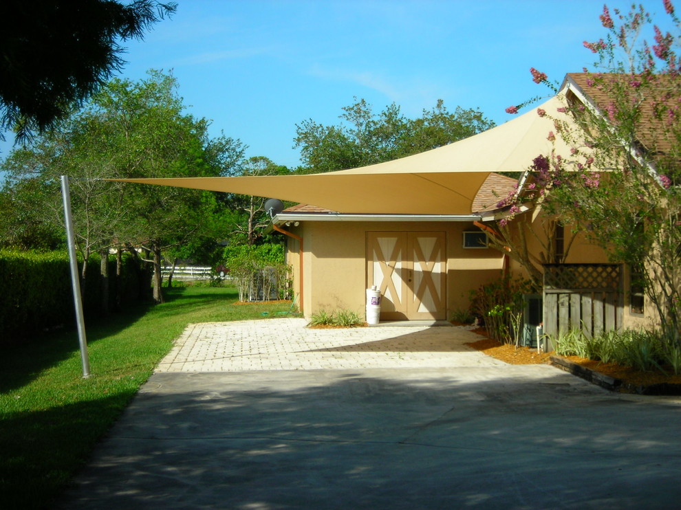 Esempio di un patio o portico tropicale di medie dimensioni