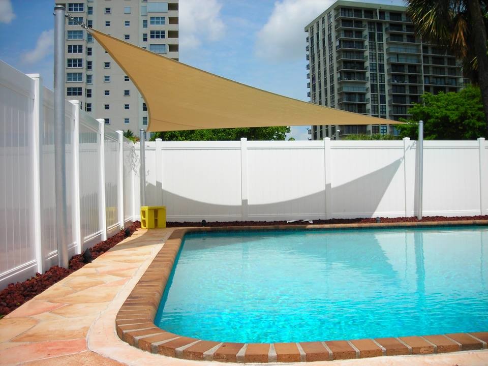 Immagine di una piscina tropicale di medie dimensioni e dietro casa