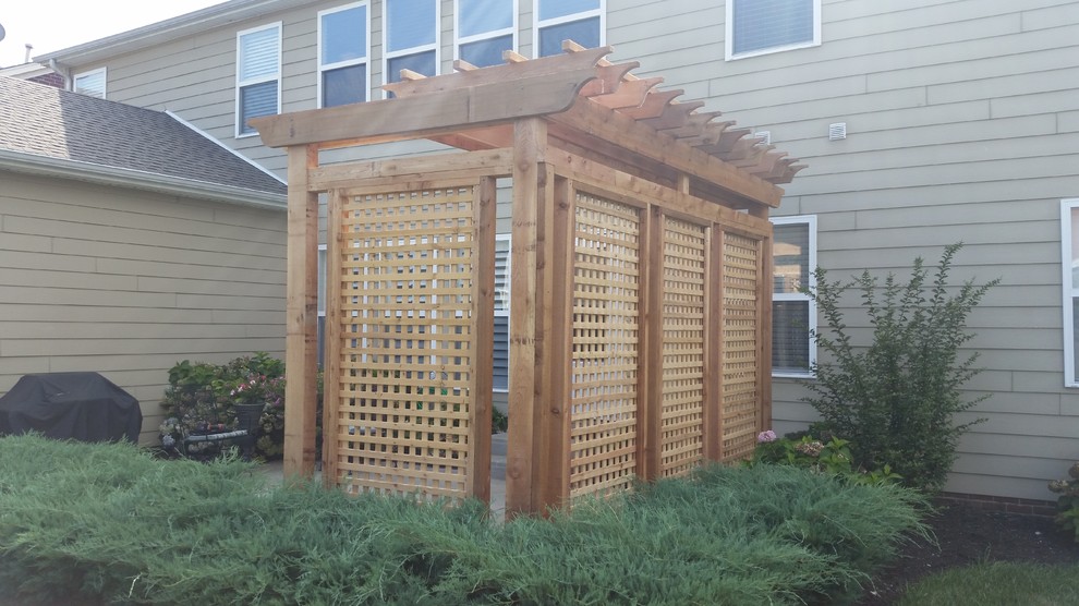Immagine di un patio o portico in cortile con una pergola e cemento stampato