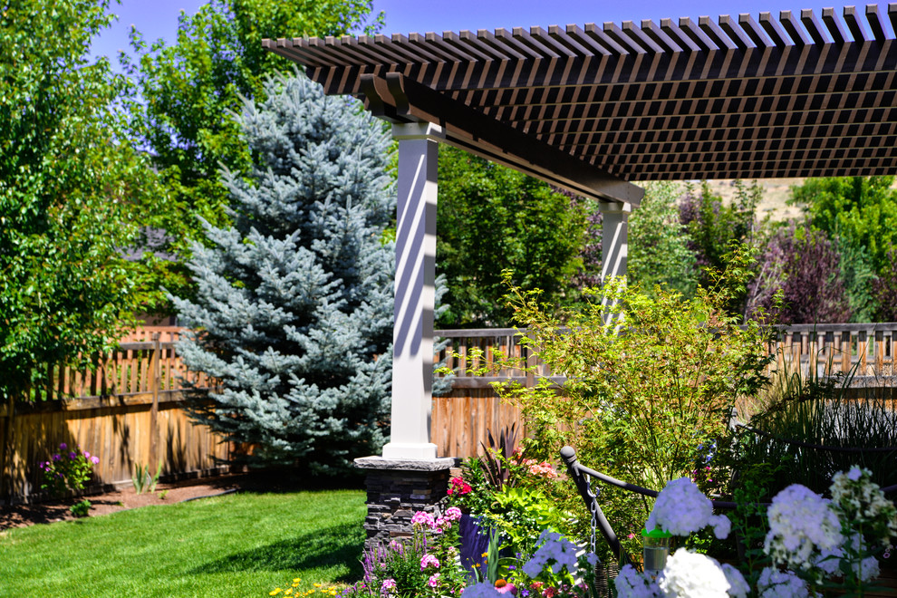 Idee per un patio o portico american style di medie dimensioni e dietro casa con una pergola