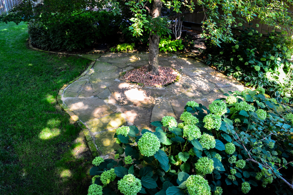 Imagen de patio tradicional pequeño en patio trasero con adoquines de piedra natural
