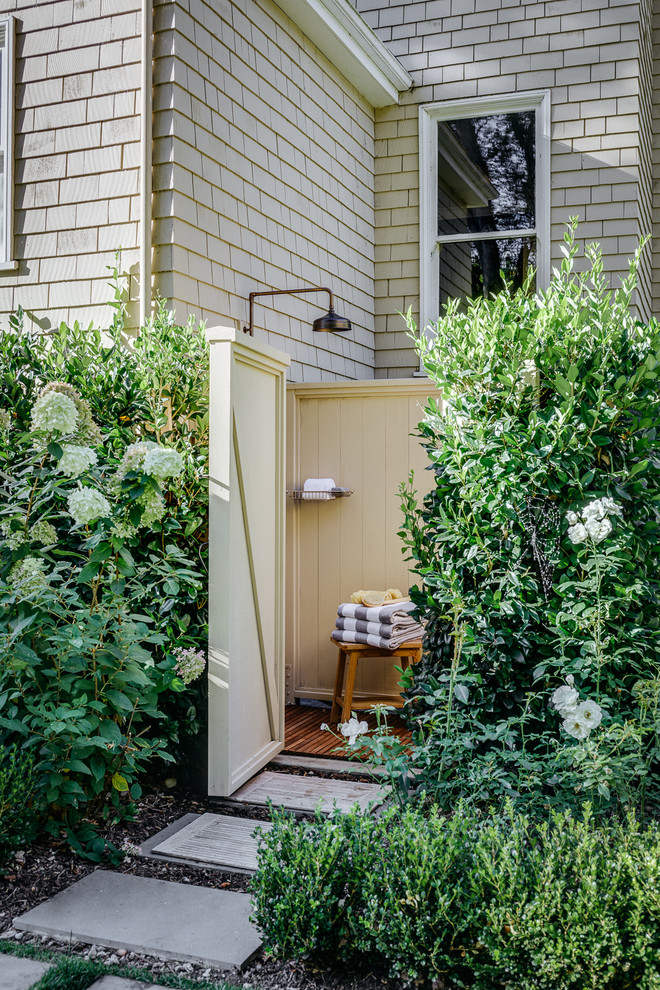 На фото: двор среднего размера в классическом стиле с летним душем без защиты от солнца с