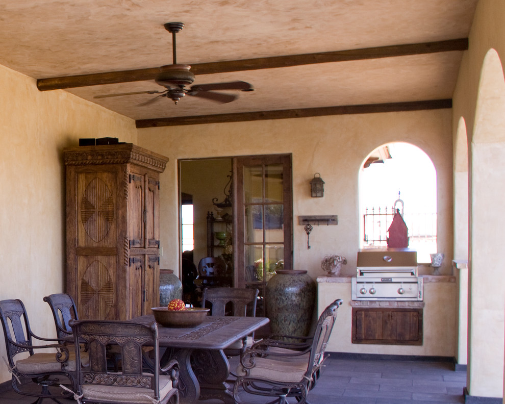 Источник вдохновения для домашнего уюта: двор на боковом дворе в средиземноморском стиле с покрытием из гранитной крошки