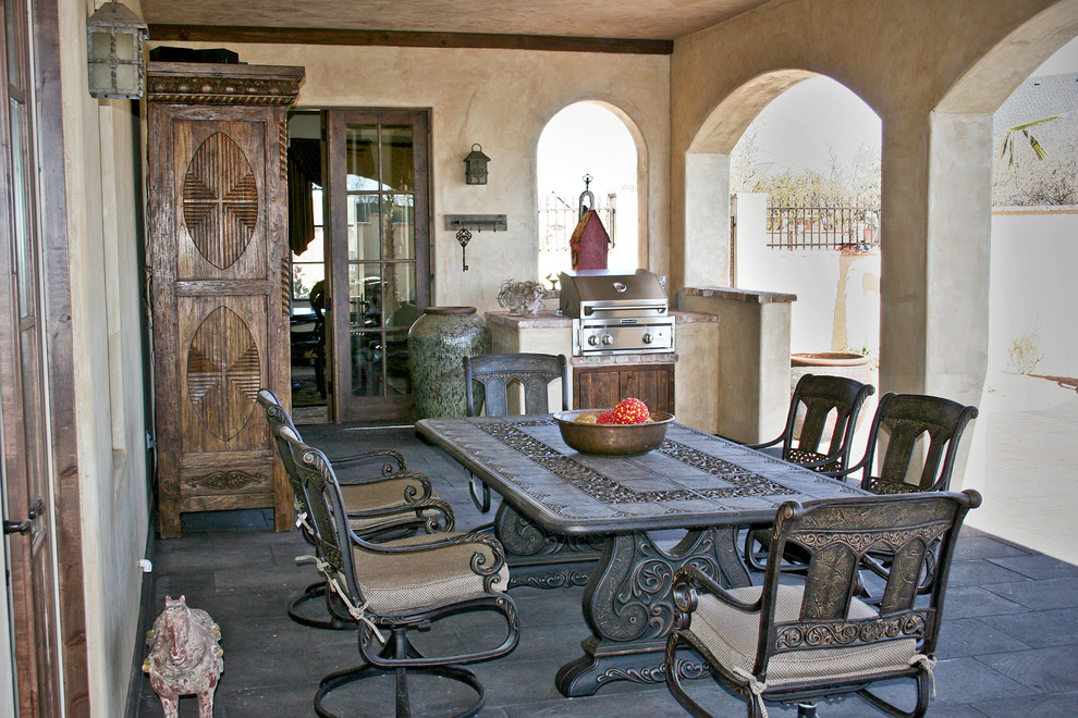 Стильный дизайн: двор на боковом дворе в средиземноморском стиле с покрытием из гранитной крошки - последний тренд