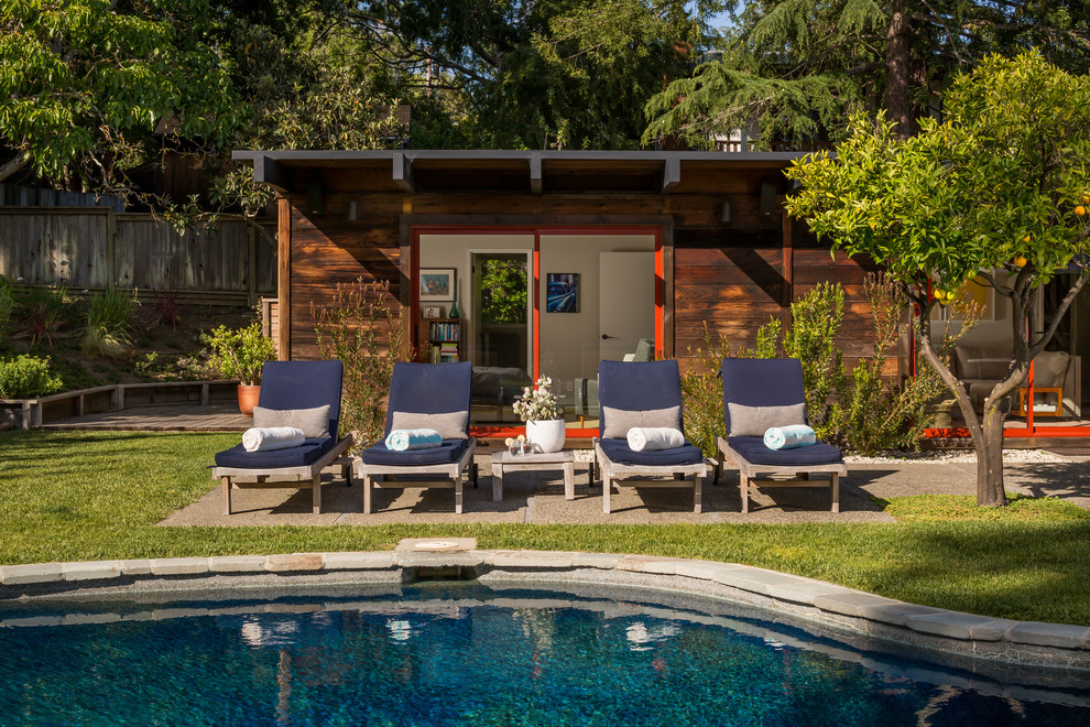Example of a mid-sized mid-century modern backyard patio design in San Francisco