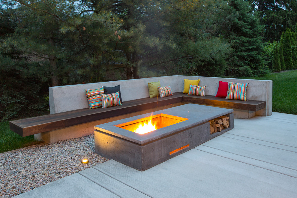 Idées déco pour une terrasse en bois arrière moderne avec une extension de toiture.
