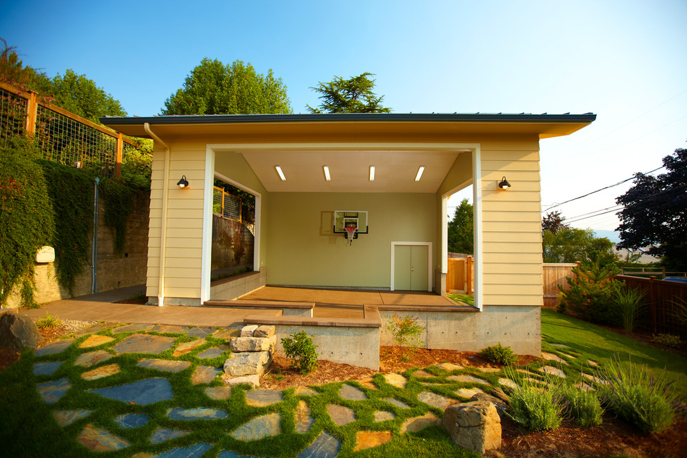 Immagine di un patio o portico minimal con un tetto a sbalzo