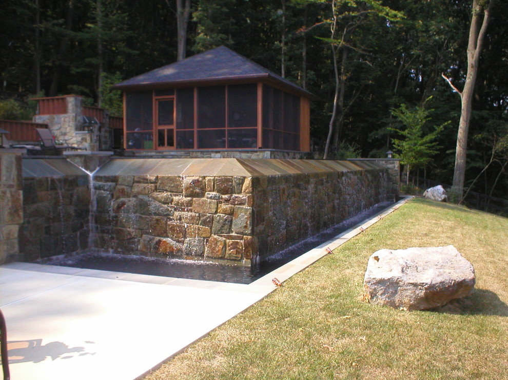 Idées déco pour une terrasse arrière montagne de taille moyenne avec un point d'eau, des pavés en pierre naturelle et une pergola.