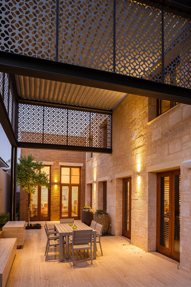 Стильный дизайн: двор на боковом дворе в средиземноморском стиле с покрытием из плитки - последний тренд