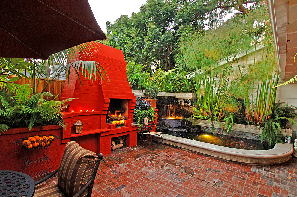 Стильный дизайн: двор на внутреннем дворе в средиземноморском стиле с зоной барбекю - последний тренд
