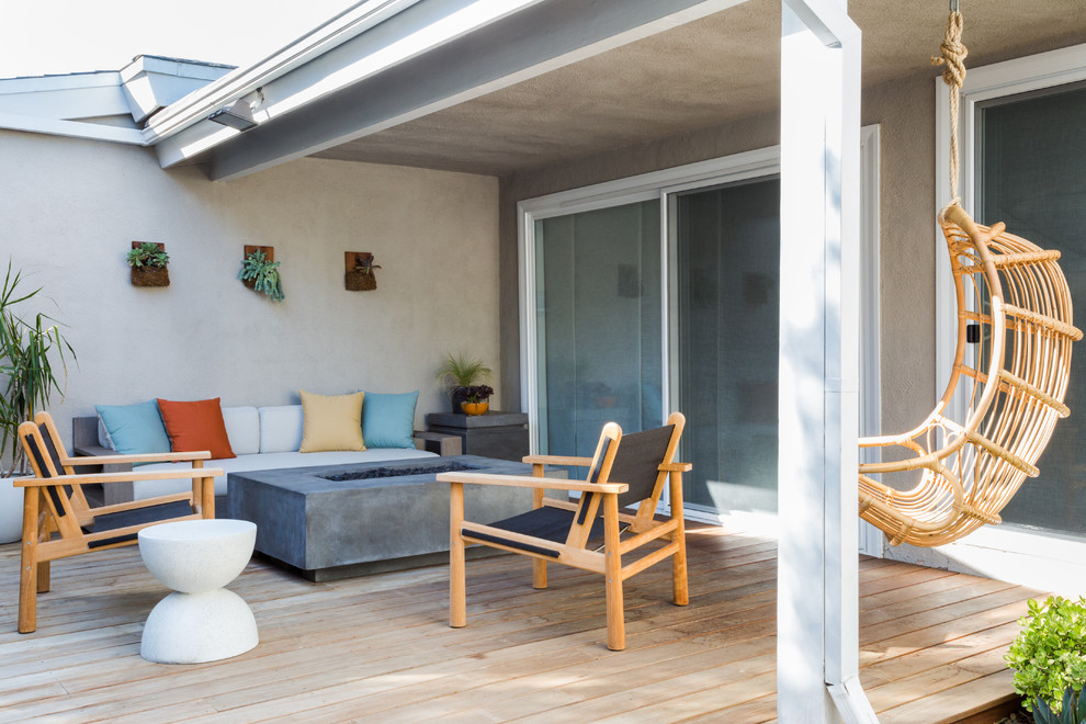 Источник вдохновения для домашнего уюта: двор среднего размера на заднем дворе в стиле ретро с настилом и навесом