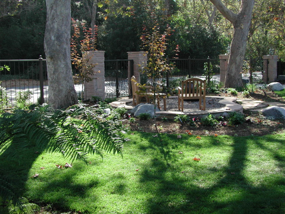 Mittelgroßer, Unbedeckter Moderner Vorgarten mit Natursteinplatten in Los Angeles