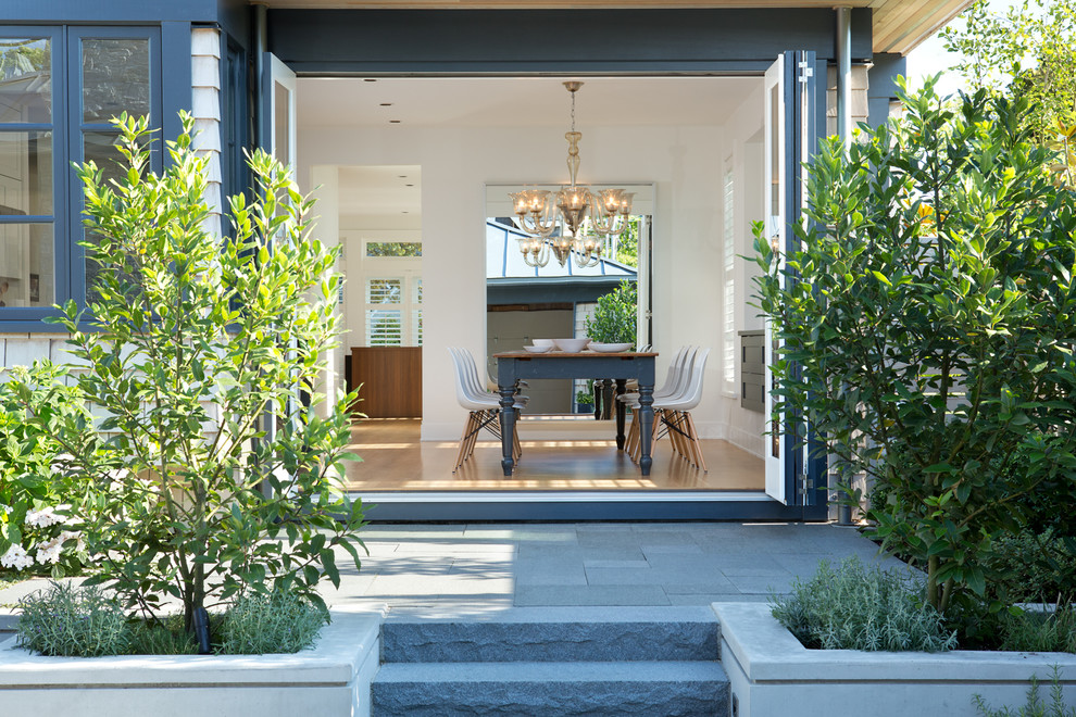Стильный дизайн: двор на заднем дворе в стиле неоклассика (современная классика) с покрытием из каменной брусчатки - последний тренд