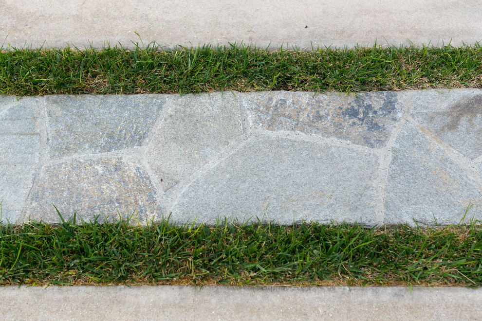 Cette photo montre une terrasse chic de taille moyenne avec des pavés en pierre naturelle.
