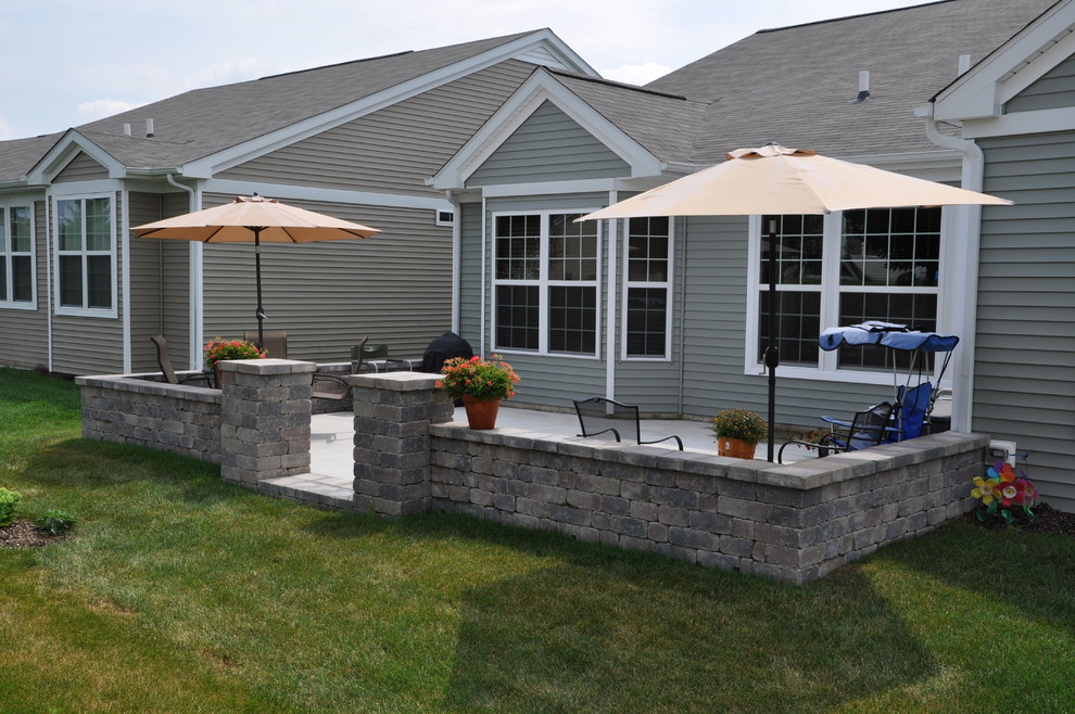 Shorewood Seat wall & Pillars around concrete patio Terrasse et