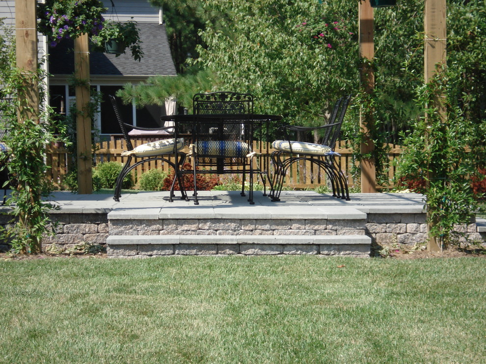 Immagine di un patio o portico design di medie dimensioni e dietro casa con pavimentazioni in cemento e una pergola