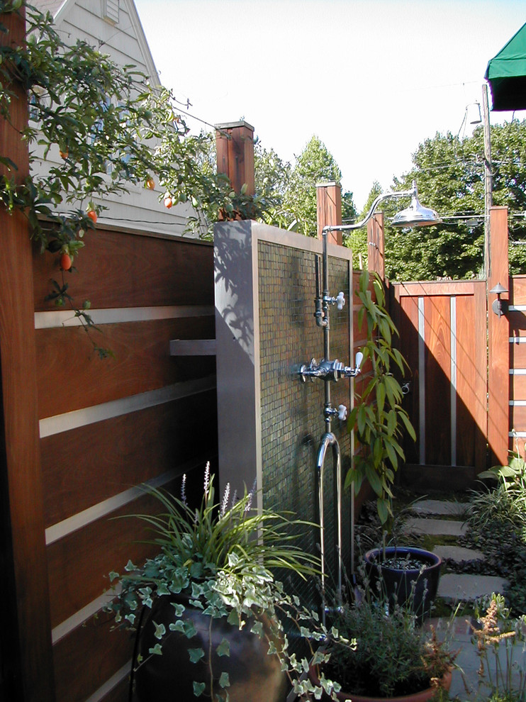 Moderner Patio neben dem Haus mit Gartendusche und Natursteinplatten in Portland