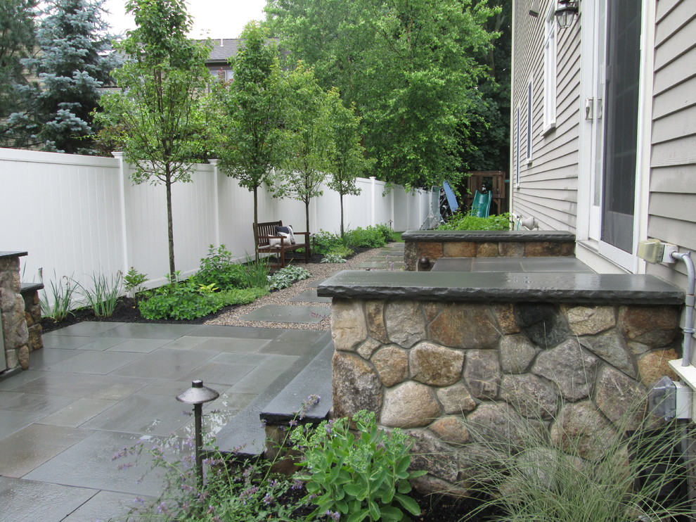 Inspiration pour une terrasse latérale design de taille moyenne avec des pavés en pierre naturelle et aucune couverture.