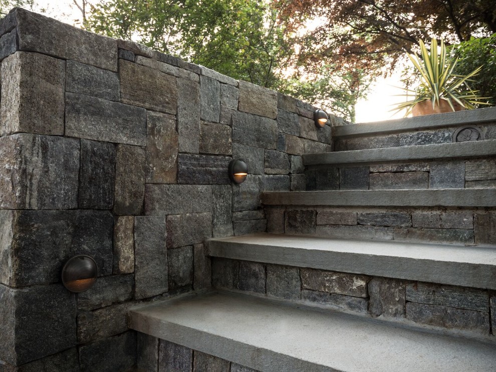 Idee per un patio o portico design dietro casa con pavimentazioni in pietra naturale