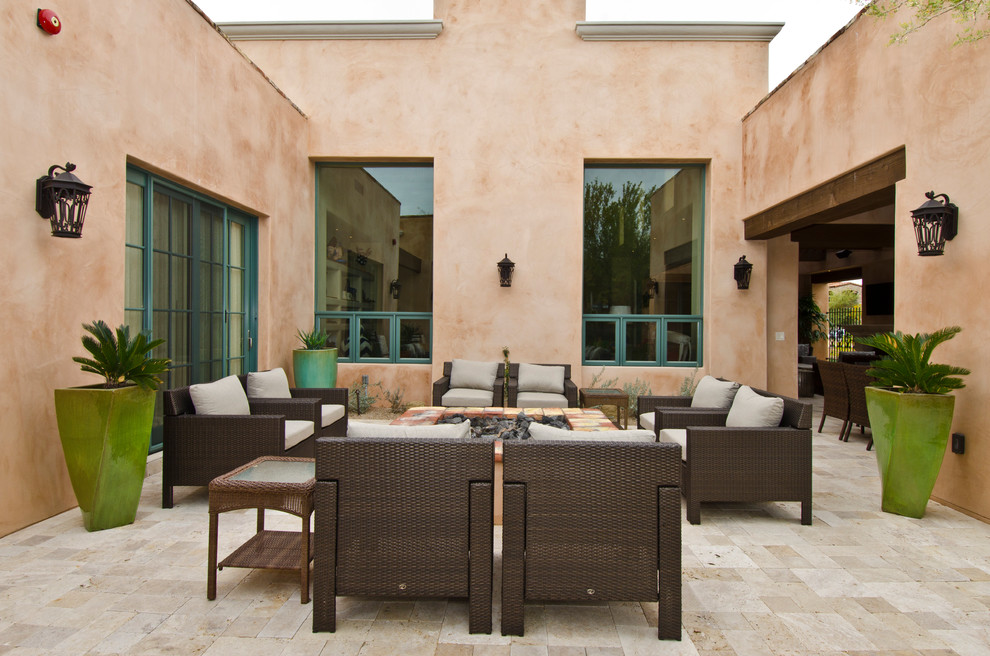 Foto di un patio o portico stile americano di medie dimensioni e in cortile con un focolare, pavimentazioni in pietra naturale e una pergola