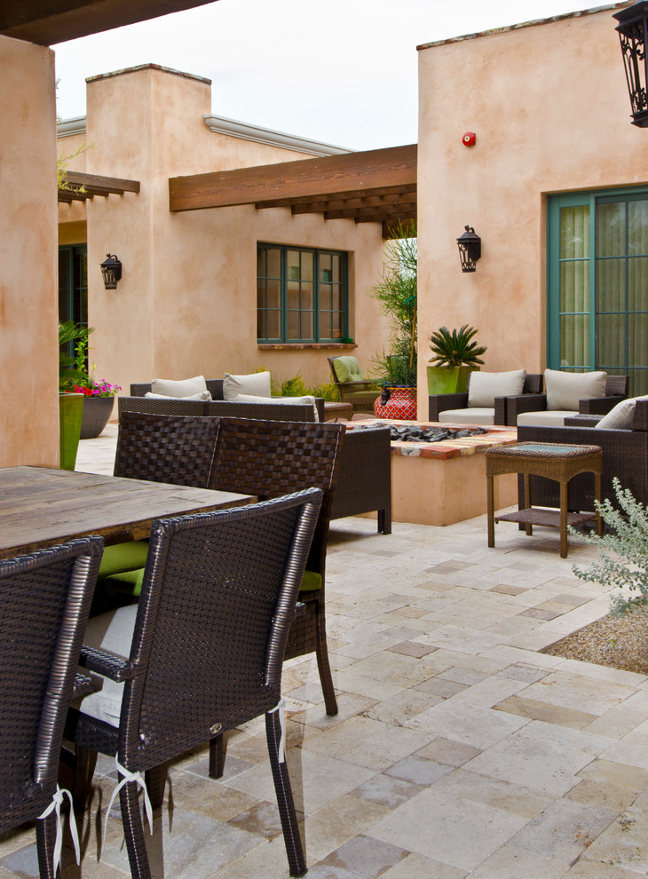 Immagine di un patio o portico stile americano di medie dimensioni e nel cortile laterale con pavimentazioni in pietra naturale