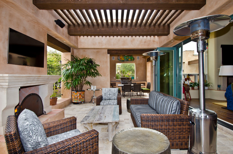 Idée de décoration pour une terrasse latérale sud-ouest américain de taille moyenne avec des pavés en pierre naturelle, une pergola et une cheminée.