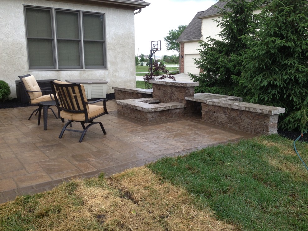Patio - mid-sized traditional backyard concrete paver patio idea in Columbus with a fire pit