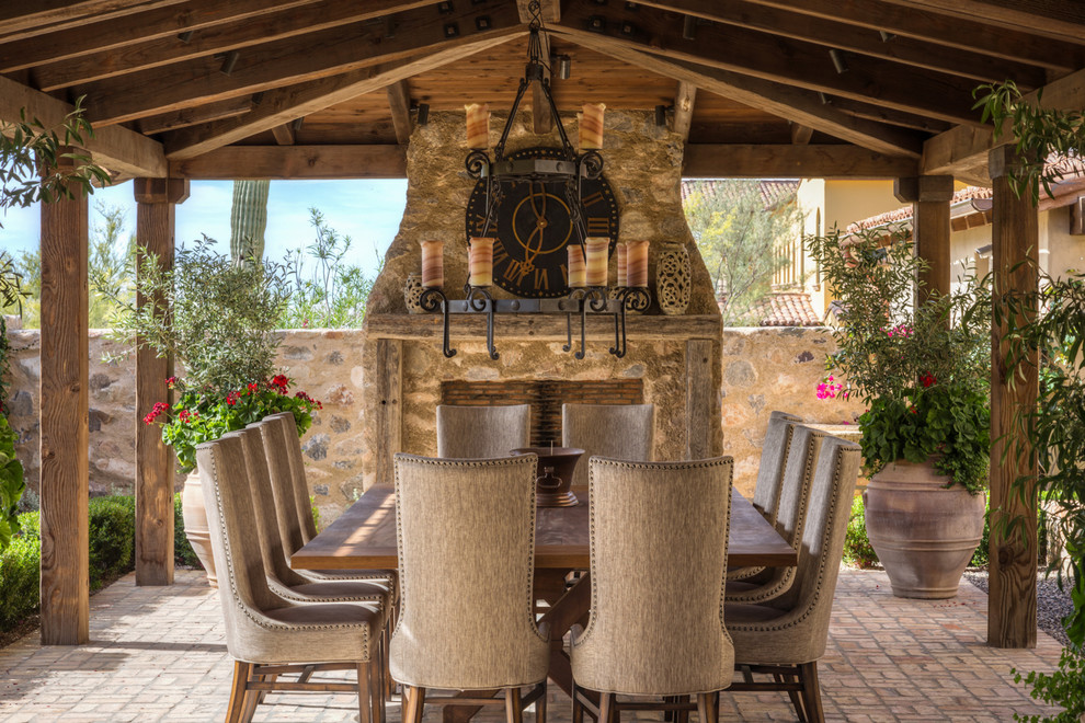 Источник вдохновения для домашнего уюта: огромный двор на заднем дворе в средиземноморском стиле с навесом, мощением клинкерной брусчаткой и зоной барбекю