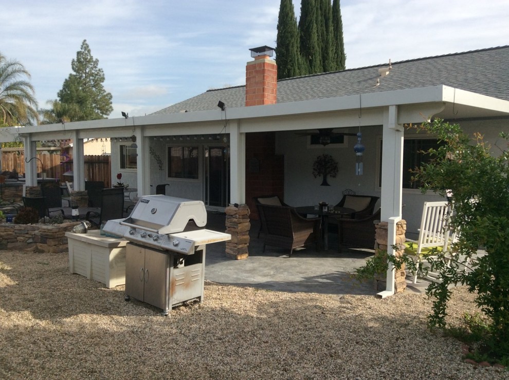 Großer Uriger Patio hinter dem Haus mit Outdoor-Küche, Betonplatten und Gazebo in Los Angeles