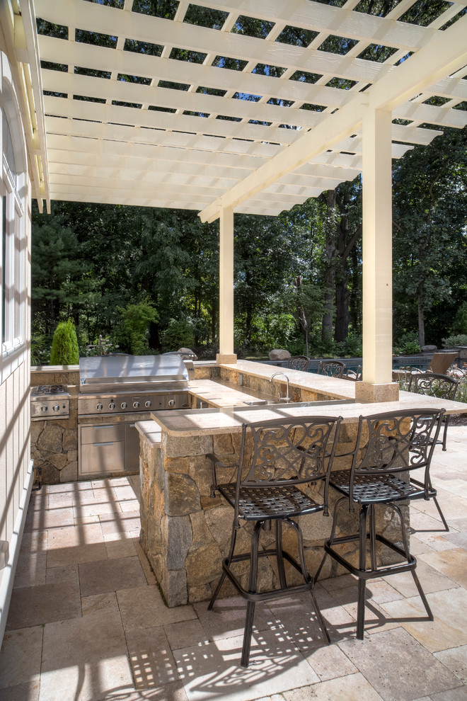 Idee per un patio o portico classico dietro casa con pavimentazioni in pietra naturale e una pergola