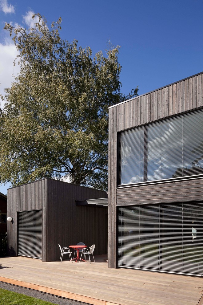 Réalisation d'une terrasse en bois arrière minimaliste de taille moyenne avec aucune couverture.