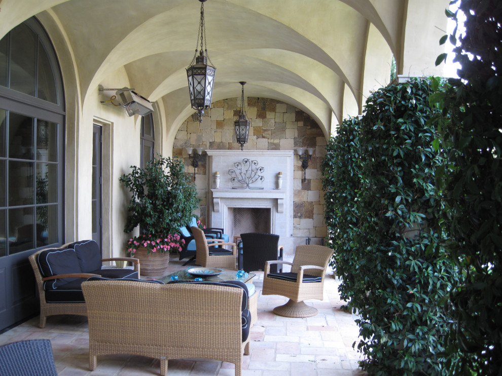 Diseño de patio mediterráneo de tamaño medio en patio y anexo de casas con chimenea y adoquines de piedra natural