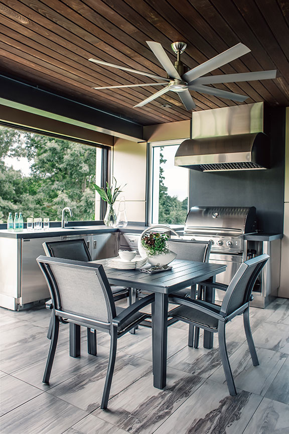 Idées déco pour une grande terrasse arrière contemporaine avec une cuisine d'été, du carrelage et une extension de toiture.