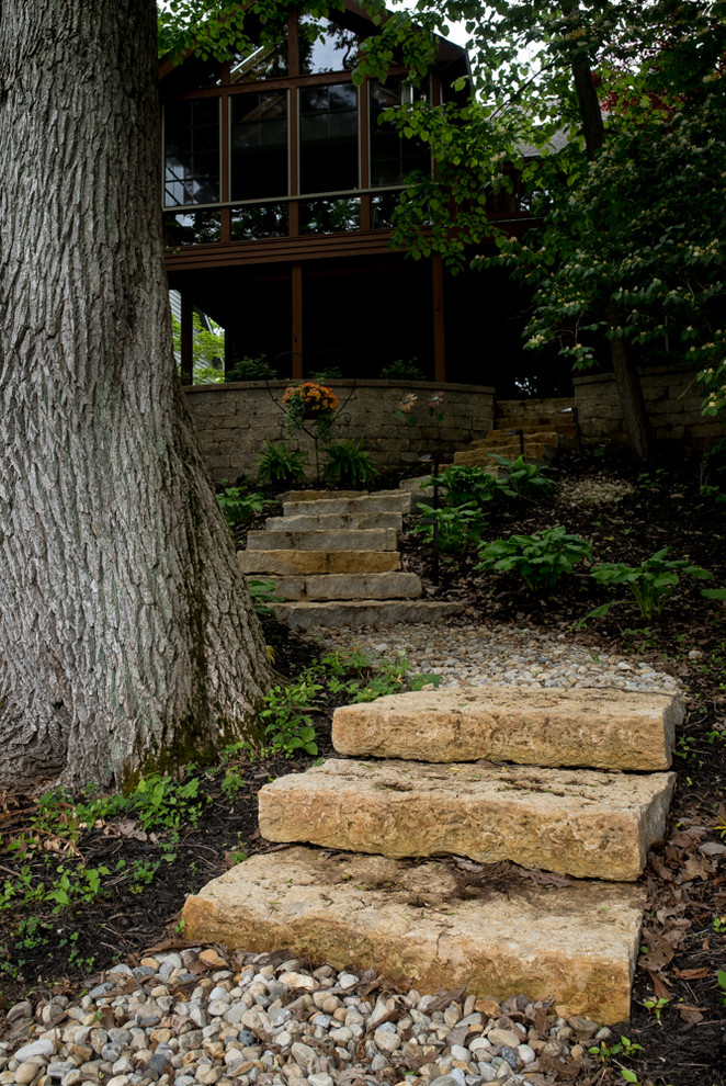 Foto di un patio o portico classico di medie dimensioni e dietro casa con pavimentazioni in pietra naturale