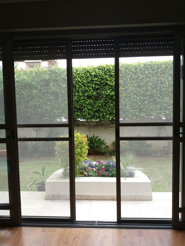 Idee per un patio o portico chic di medie dimensioni e dietro casa con un giardino in vaso, graniglia di granito e nessuna copertura