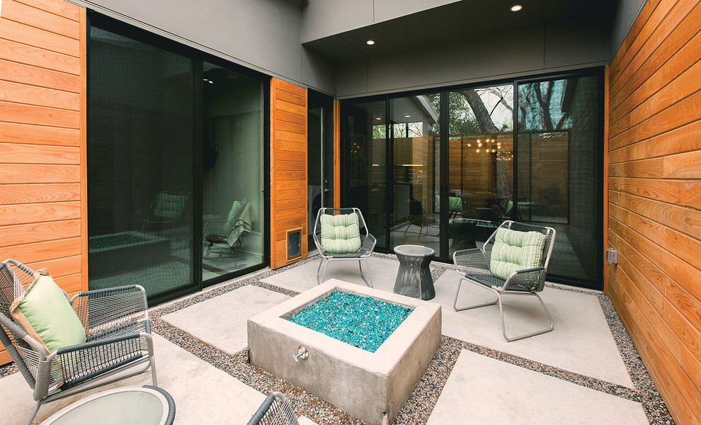 Стильный дизайн: двор на внутреннем дворе в стиле ретро с местом для костра и мощением тротуарной плиткой - последний тренд