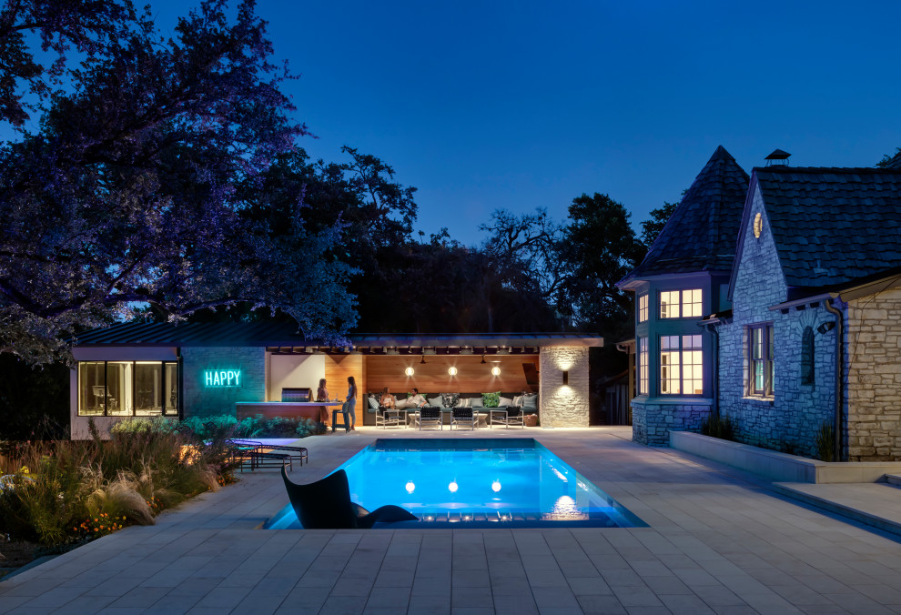 Ejemplo de patio minimalista de tamaño medio en patio trasero con adoquines de piedra natural y cenador