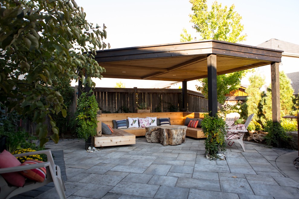 Foto de patio de estilo americano de tamaño medio en patio trasero con adoquines de hormigón y cenador