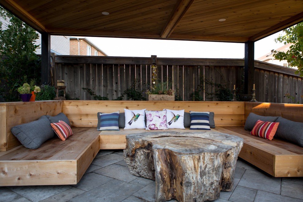 Diseño de patio de estilo americano de tamaño medio en patio trasero con adoquines de hormigón y cenador