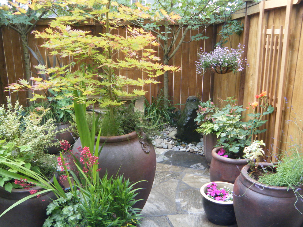 Inspiration for a traditional patio in Seattle.