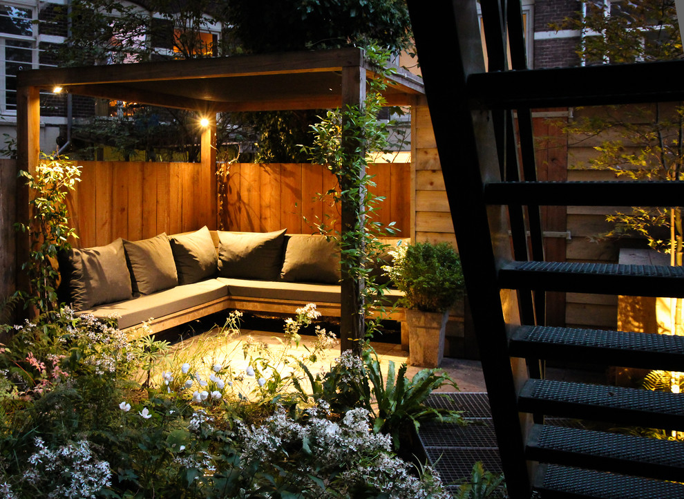 Design ideas for a contemporary patio in Amsterdam.