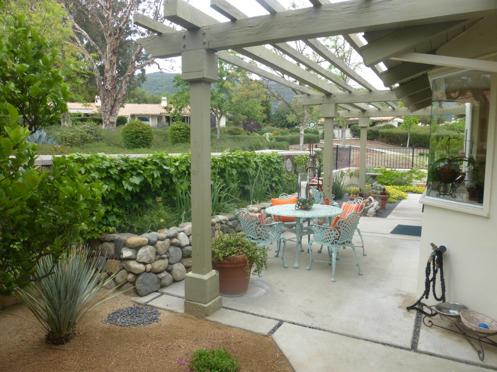 Imagen de patio de estilo americano pequeño en patio lateral con huerto, granito descompuesto y pérgola